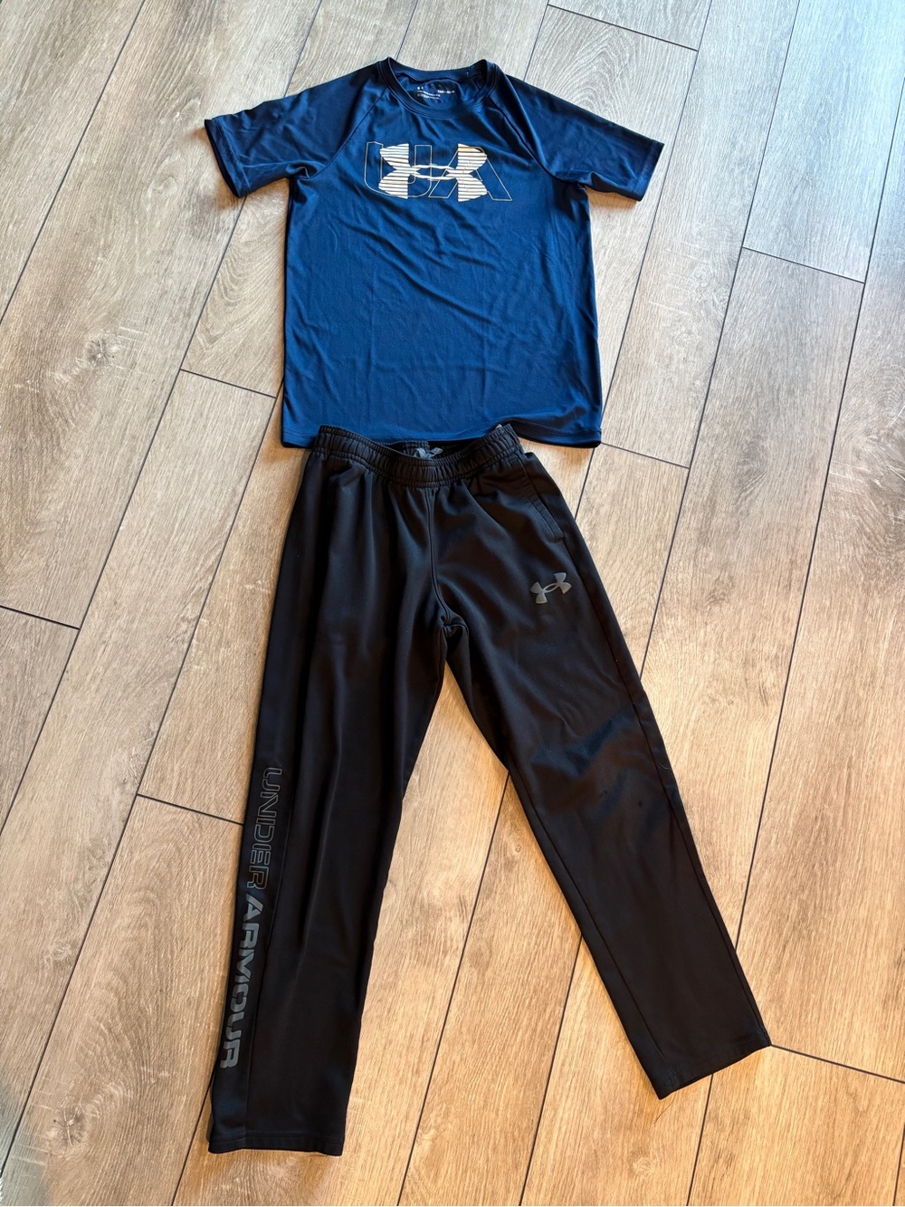 Under Armour Boys Navy Short-Sleeve Logo Tee & Black Joggers